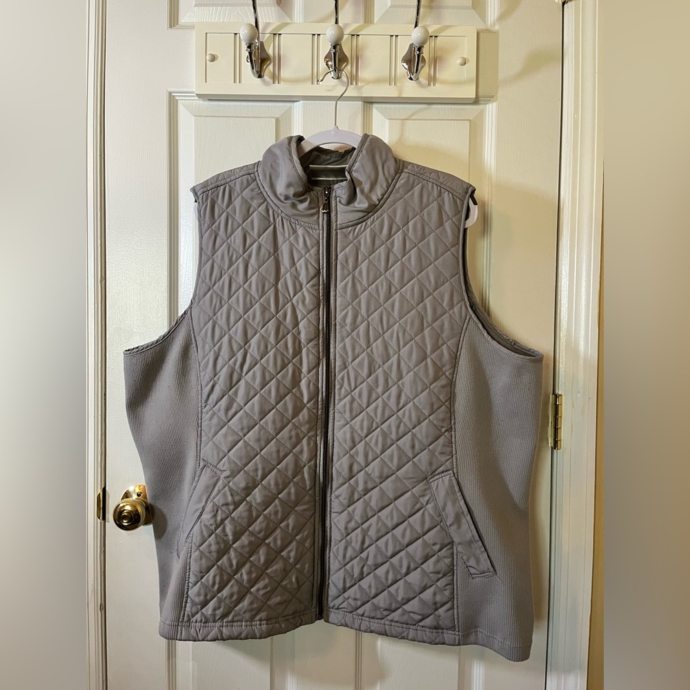 Avenue size 26/28 Gray Quilted Vest